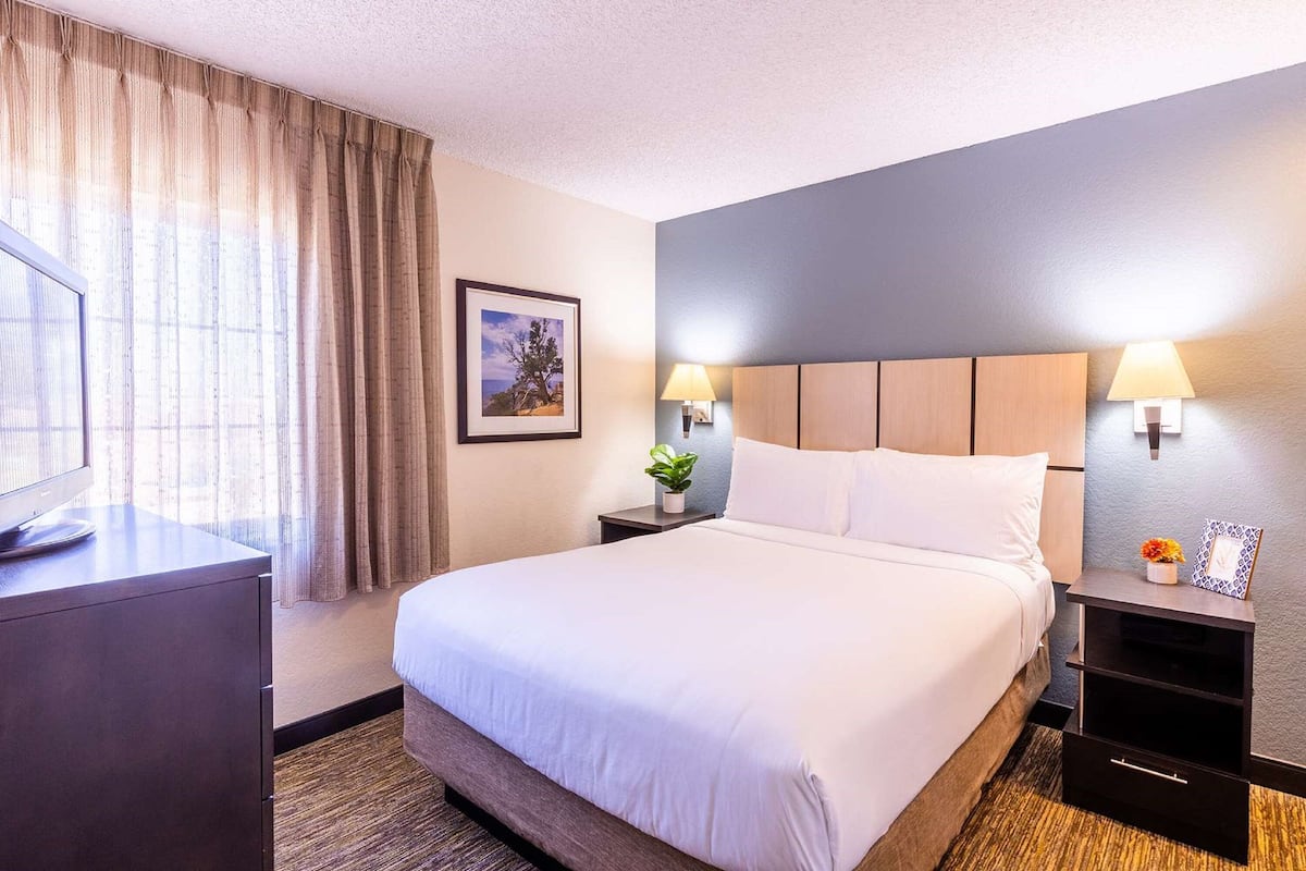 1 bedroom, premium bedding, desk, laptop workspace