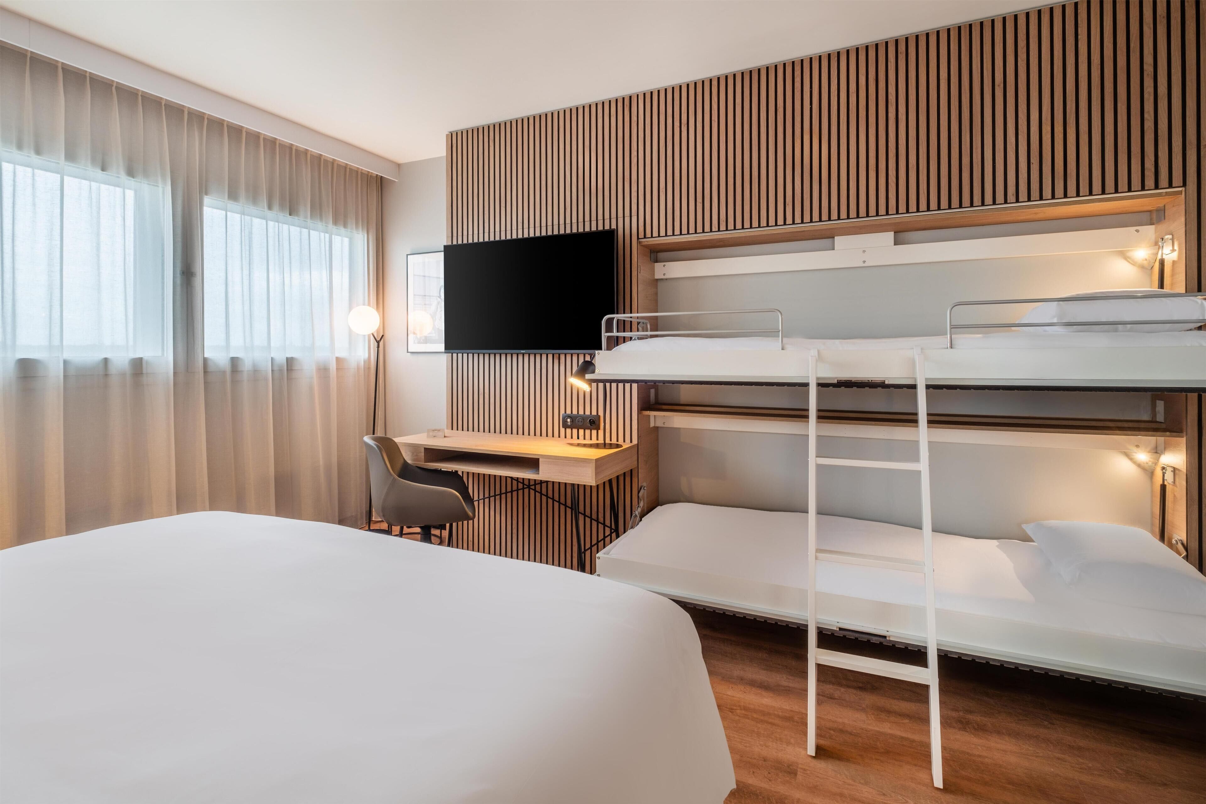 Habitación superior (Bunk beds) | Caja de seguridad en la habitación, escritorio y insonorización 