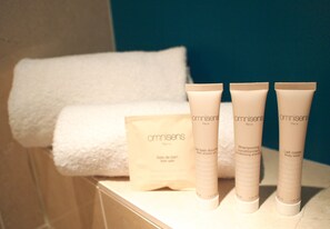 Privilege, Standard Room, 1 King Bed, Non Smoking | Bathroom amenities