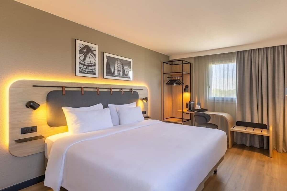 Premium bedding, desk, blackout drapes, soundproofing