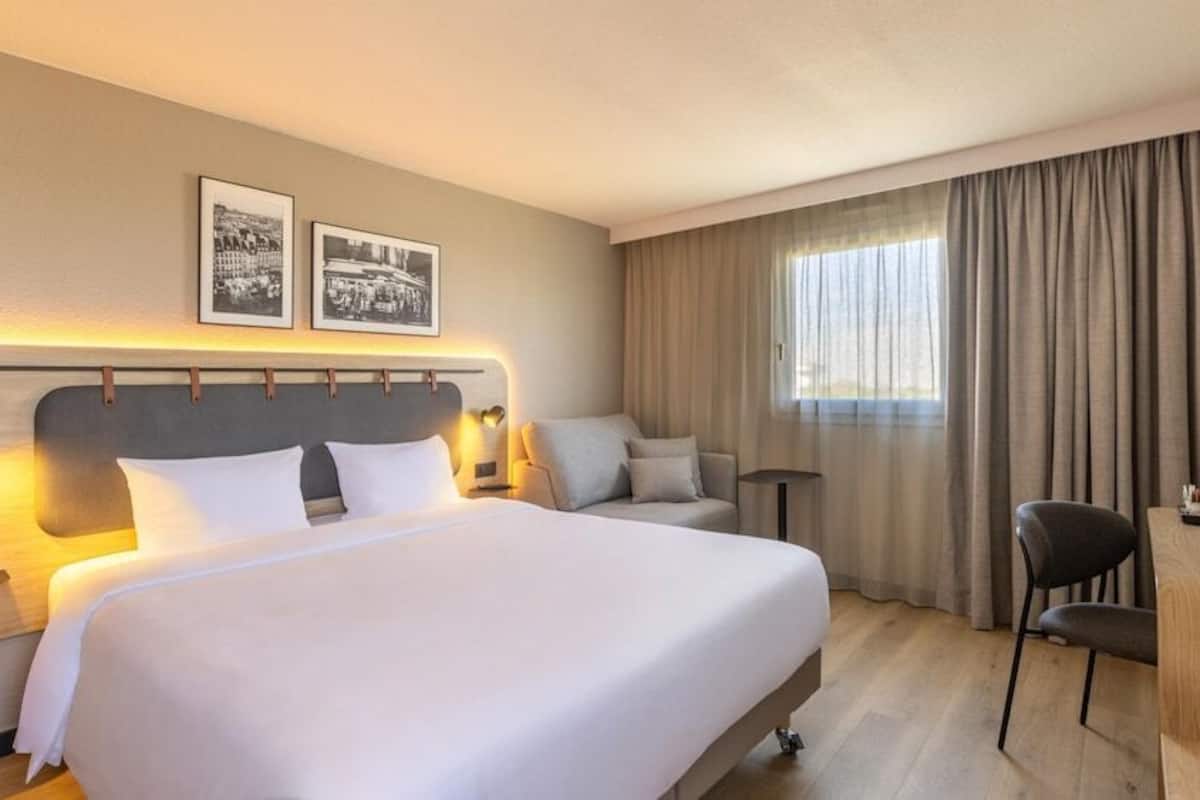 Premium bedding, desk, blackout drapes, soundproofing