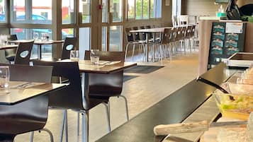 Breakfast, lunch, dinner served; French cuisine