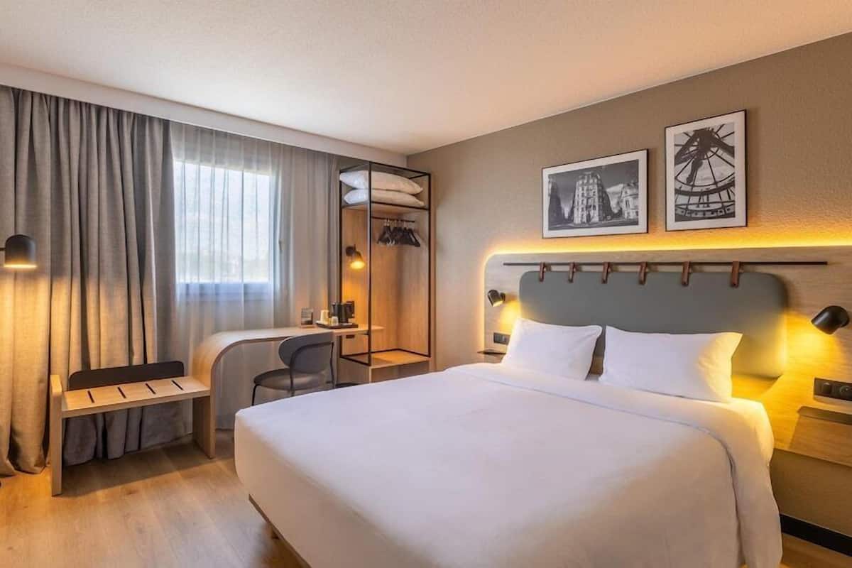 Premium bedding, desk, blackout drapes, soundproofing