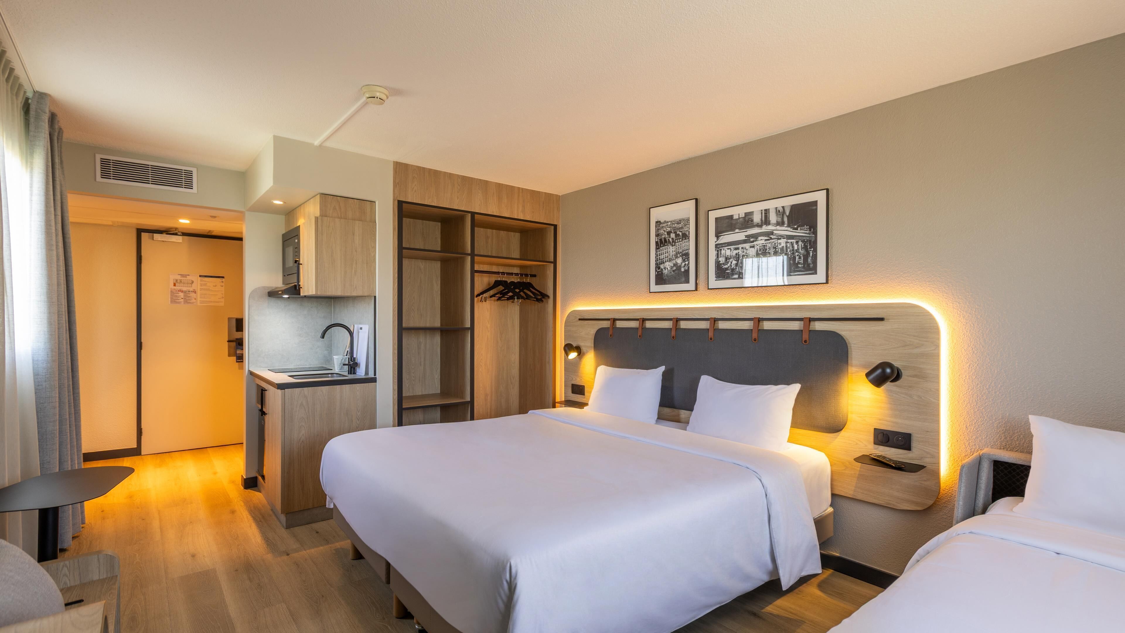 Estudio, 1 cama de matrimonio con sofá cama | Ropa de cama de alta calidad, escritorio, cortinas opacas