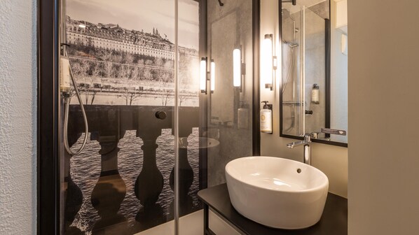 Combined shower/bathtub, eco-friendly toiletries, hair dryer, towels - Campanile PRIME - Le Blanc Mesnil (Le Blanc-Mesnil)