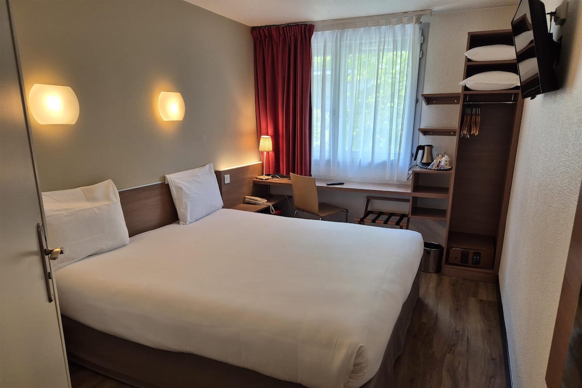 Coffre-fort, bureau, rideaux dâobscurcissement, systĂšme dâinsonorisation