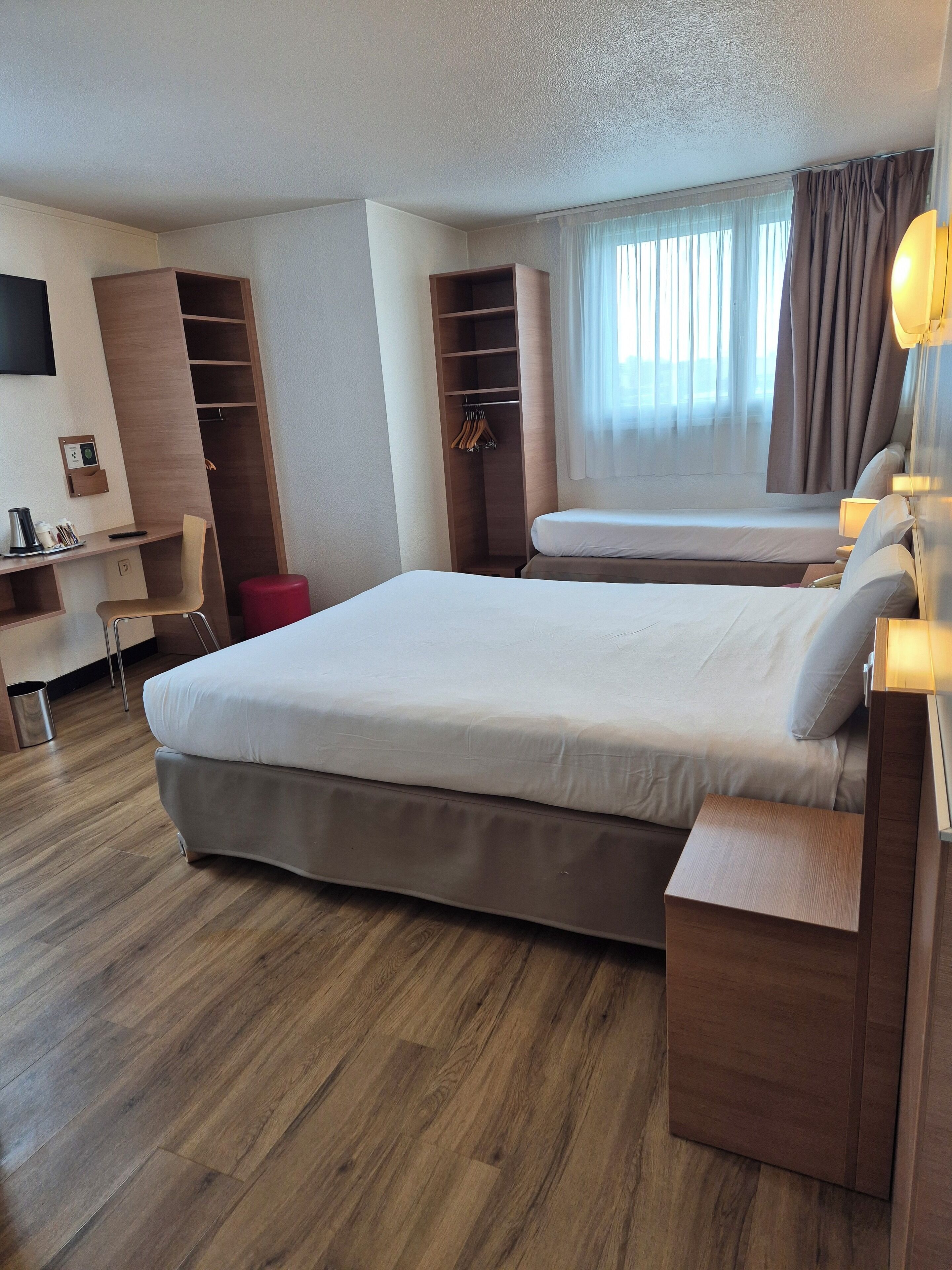 standard room, 1 double bed | in-room safe, desk, blackout curtains, soundproofing