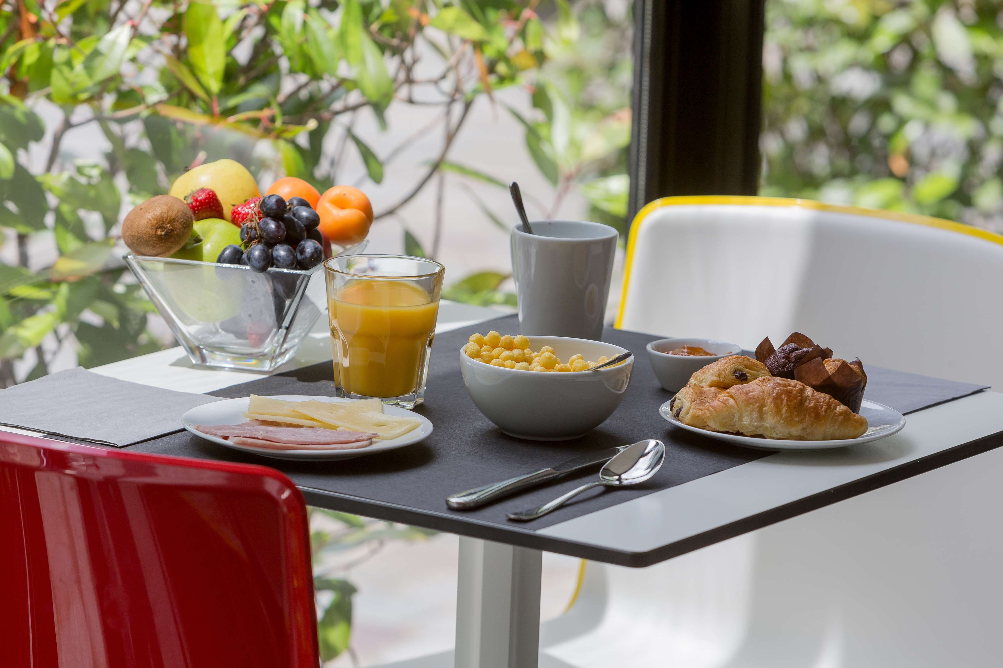 daily buffet breakfast for a fee