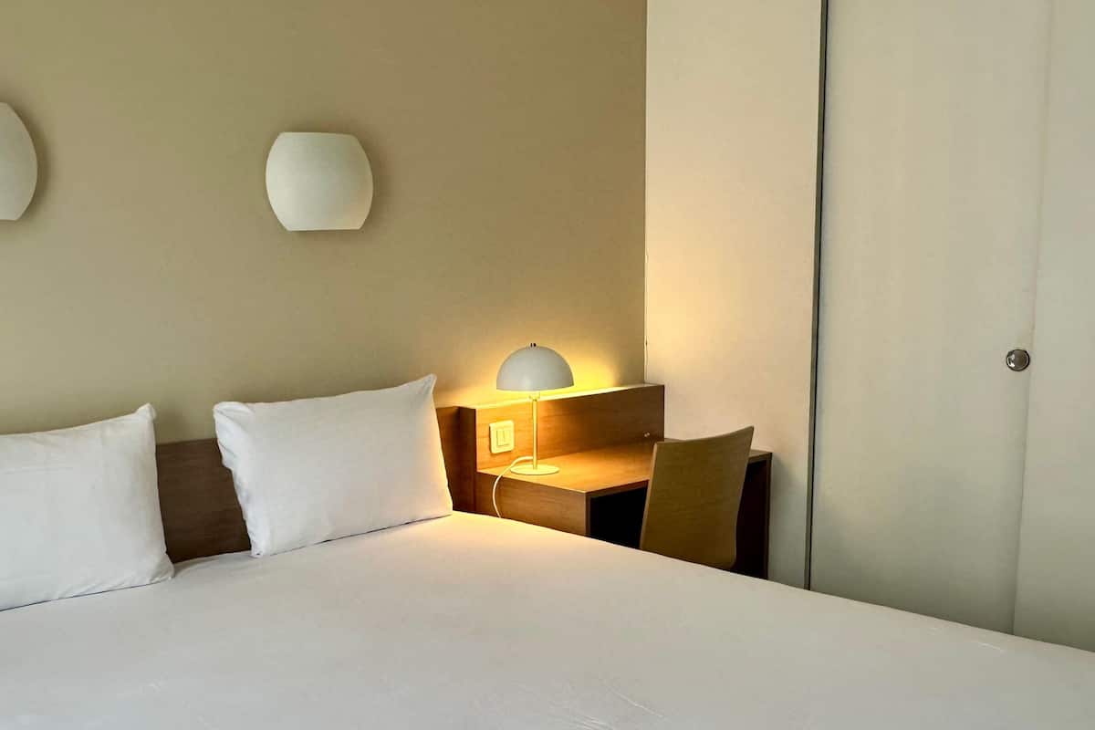 Standard Room, 1 Double Bed | In-room safe, desk, blackout drapes, soundproofing