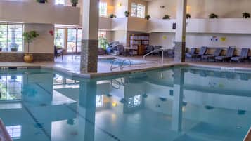 Piscina interna, espreguiçadeiras