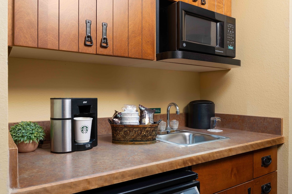 deluxe room, 2 queen beds | in-room dining