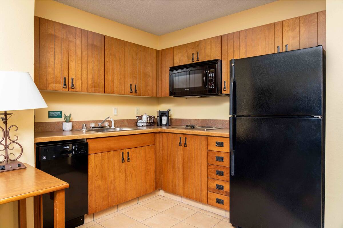 studio, 1 king bed with sofa bed | in-room dining