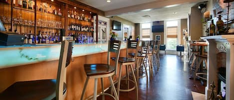 Breakfast, lunch, dinner served; American cuisine