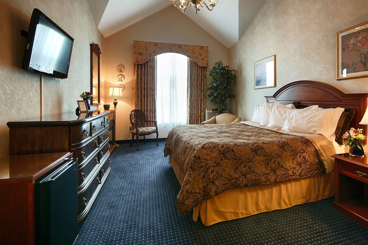 Executive Room, 1 King Bed, Non Smoking, Fireplace | 1 bedroom, in-room safe, desk, laptop workspace