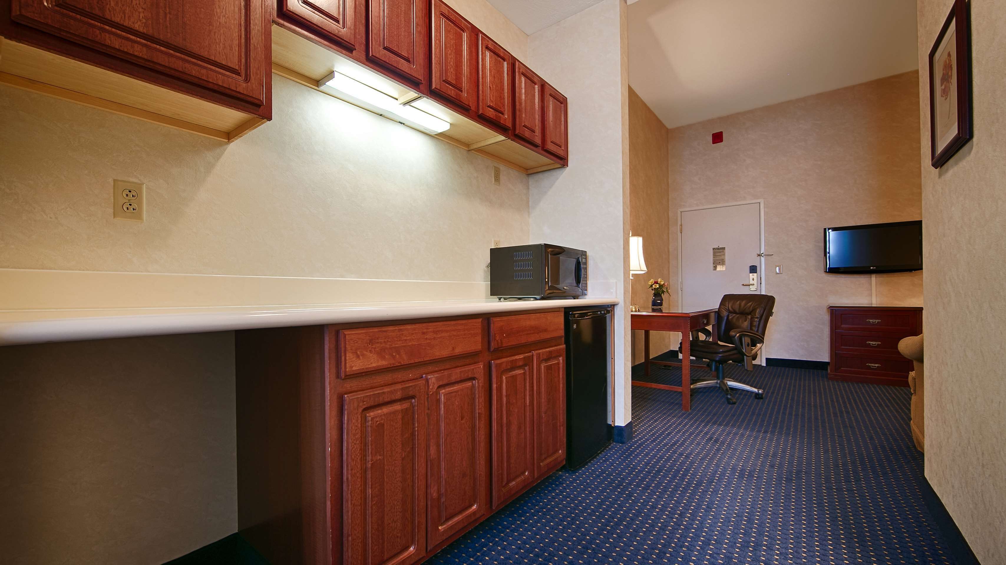 suite, 1 king bed, non smoking, refrigerator & microwave | in-room safe, desk, laptop workspace, blackout curtains
