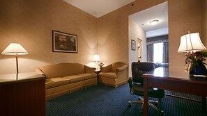 Suite, 1 cama de matrimonio grande, no fumadores, frigorífico y microondas | 1 dormitorio, caja fuerte, escritorio