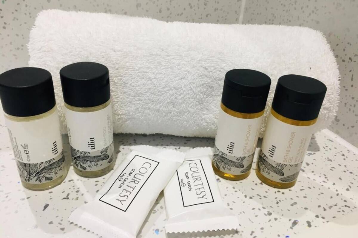 superior double room | bathroom | combined shower/bathtub, hair dryer, towels