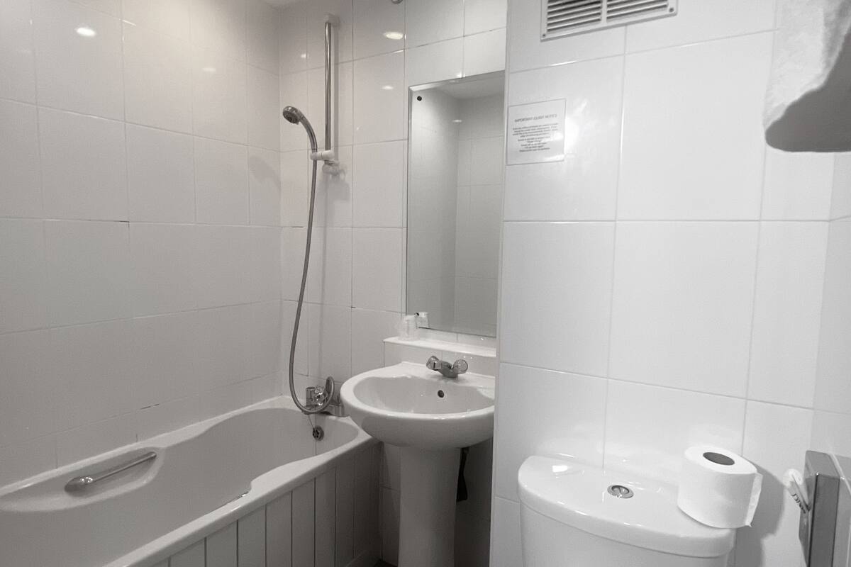 combined shower/bathtub, hair dryer, towels