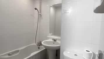 Ducha y bañera combinadas, secador de pelo y toallas