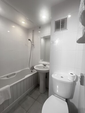 Combined shower/bathtub, hair dryer, towels