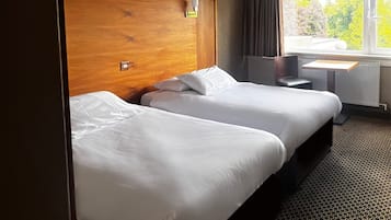 Habitación con 2 camas individuales | Escritorio, wifi gratis, despertador