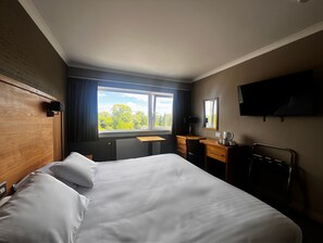 Desk, free WiFi, alarm clocks