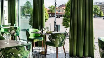 Der serveres morgenmad, frokost, aftensmad og skandinaviske retter