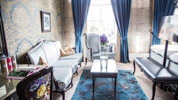 Superior Room De Luxe (Spa is not included) | VÀrdeförvaringsskÄp pÄ rummet och mörklÀggningsgardiner