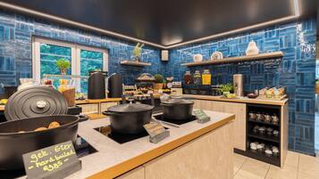Tägliches Frühstücksbuffet (17.00 EUR pro Person)