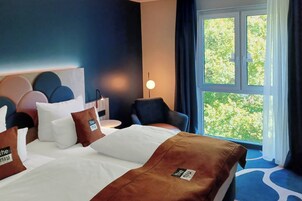 Quarto standard, 1 cama Queen, vista para o parque | Frigobar, cofres nos quartos, individualmente decorados