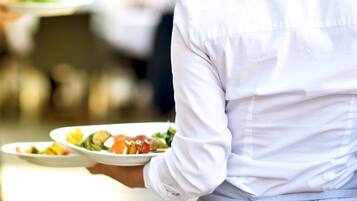 Una persona sosteniendo un plato con ensalada.
