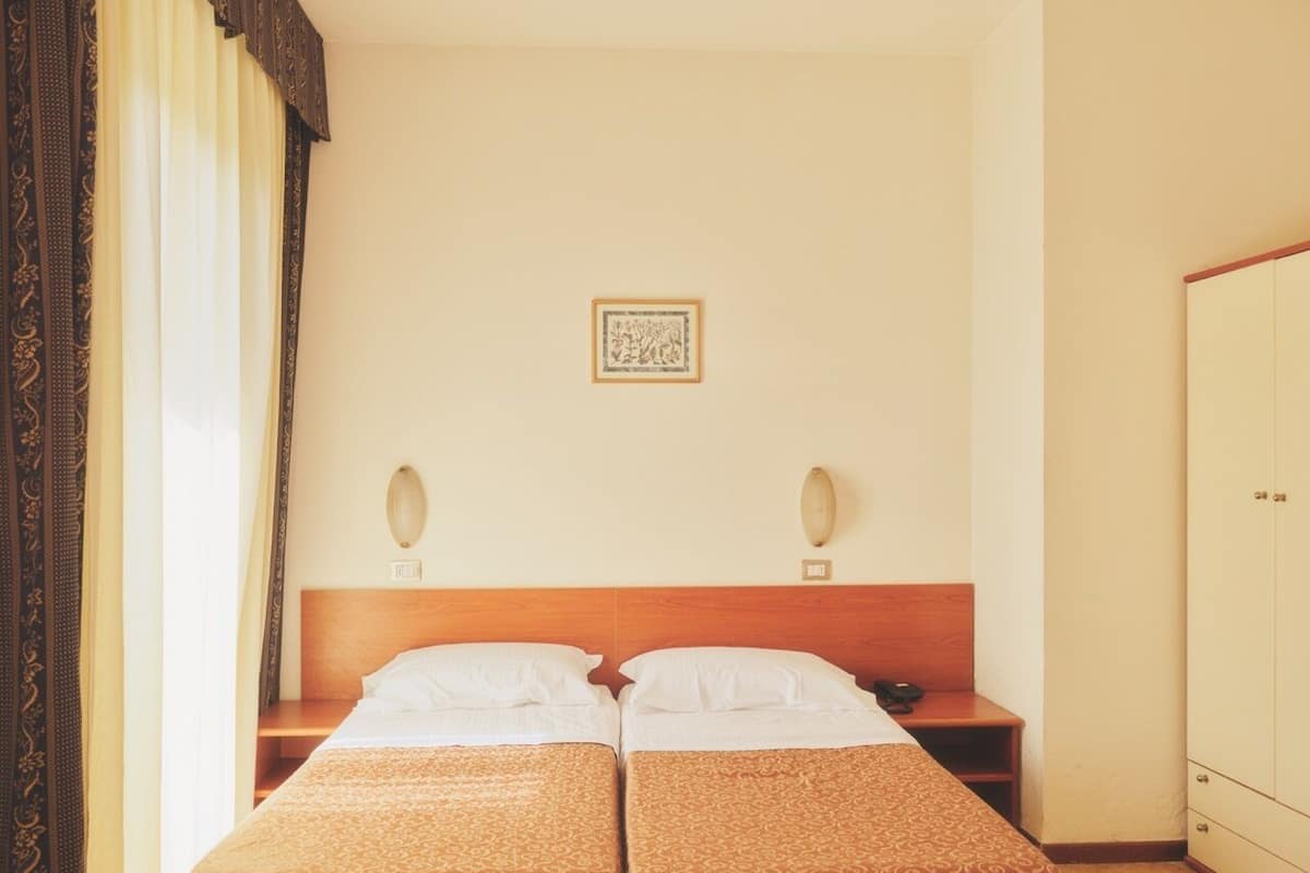 Chambre Standard avec lits jumeaux | Literie hypoallergénique, couette en duvet d'oie, minibar, bureau