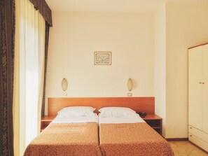 Literie hypoallergénique, couette en duvet d'oie, minibar, bureau