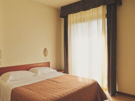 Hypo-allergenic bedding, down comforters, minibar, in-room safe