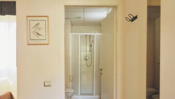 Douche, douche à « effet pluie », articles de toilette de luxe