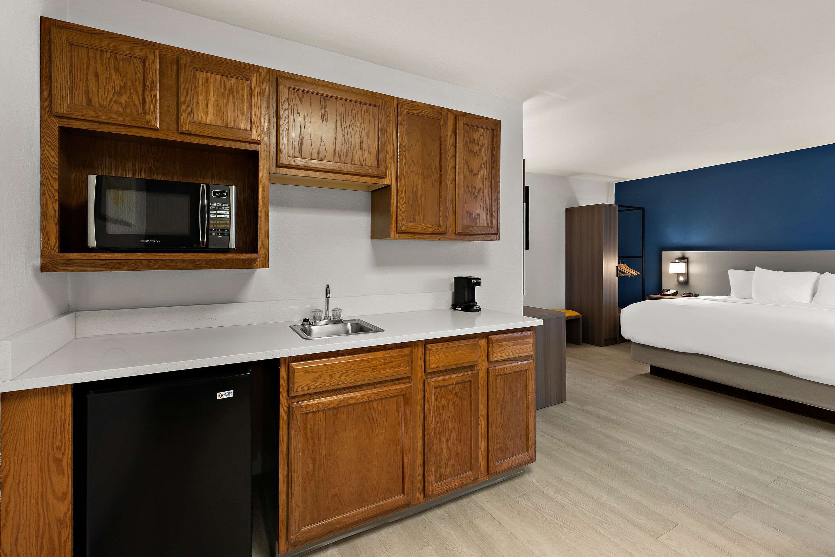 efficiency, suite, 1 king bed, non smoking | in-room safe, desk, laptop workspace, soundproofing