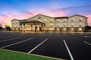 Un Comfort Inn con entrada cubierta y estacionamiento.