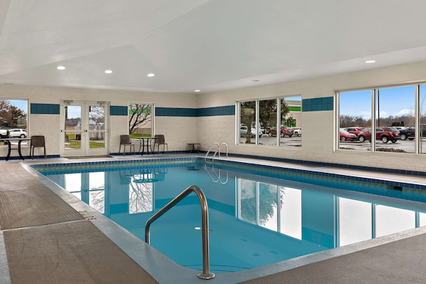 Indoor pool, sun loungers