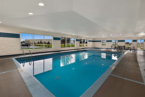 من حمّامات السباحة المغطاة