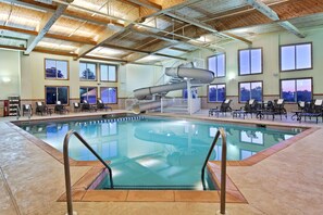 2 piscines intérieures, accès possible de 6 h à 22 h, chaises longues