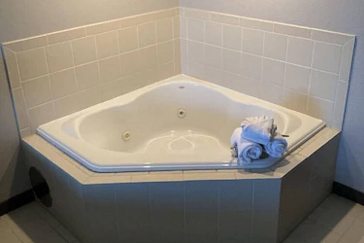 combined shower/bathtub, free toiletries, hair dryer, towels