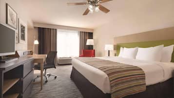 Rom, 1 kingsize-seng, ikke-røyk, massasjebadekar | Allergitestet sengetøy, senger med overmadrass og skrivebord