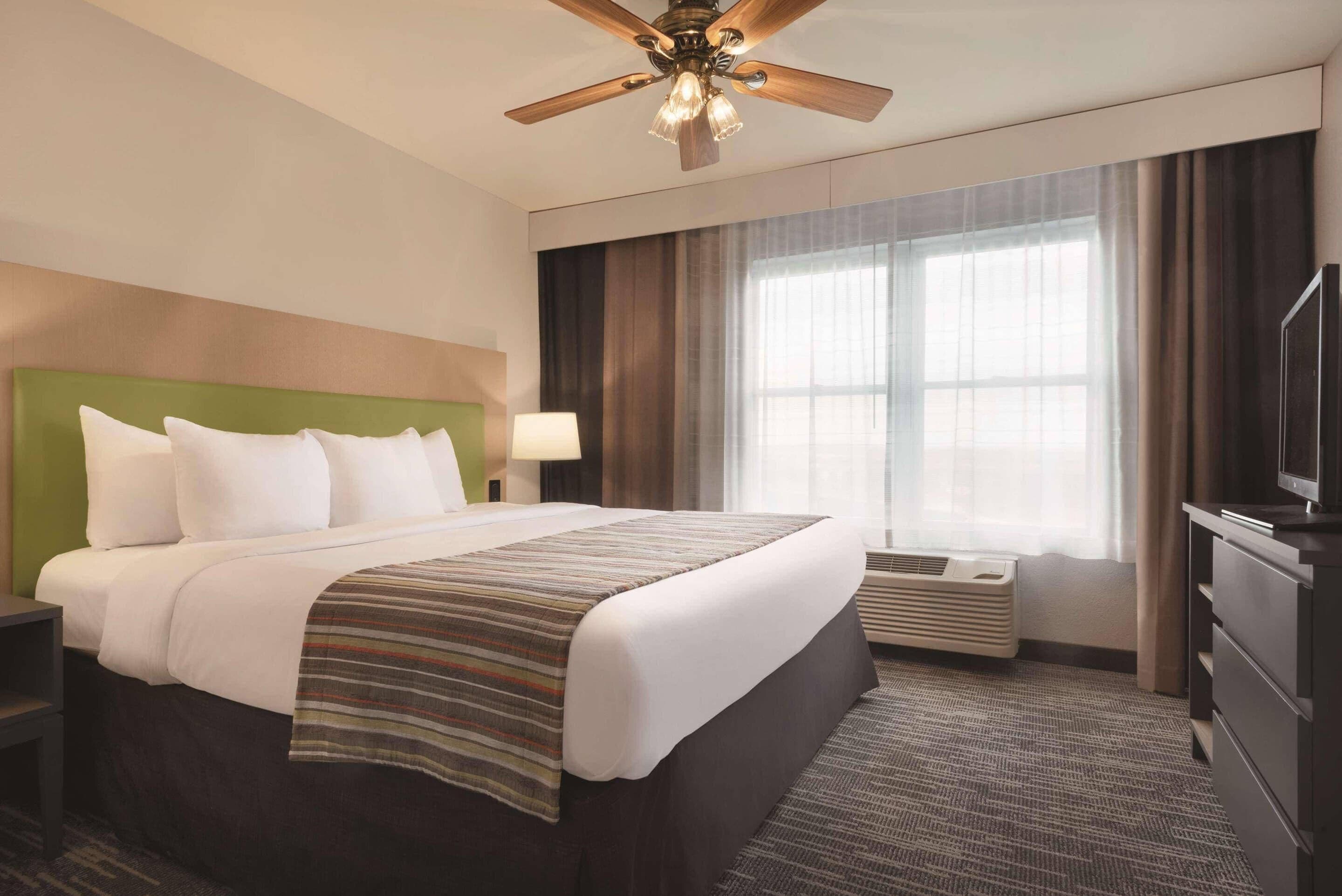 1 bedroom, hypo-allergenic bedding, pillow-top beds, desk