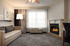 Suite Premium, 1 letto king con divano letto, non fumatori, idromassaggio | Area soggiorno | TV a schermo piatto