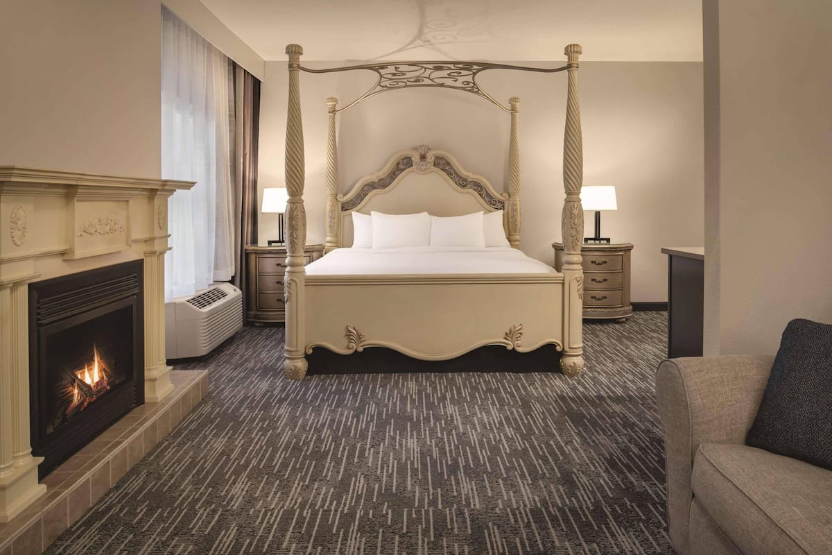 1 bedroom, hypo-allergenic bedding, pillow-top beds, desk