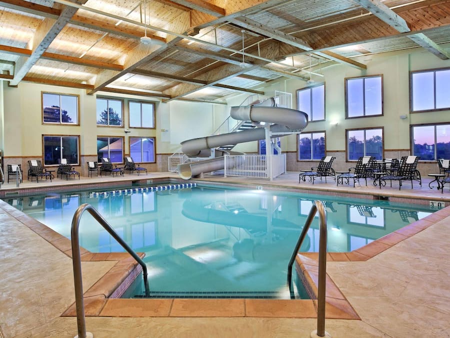 2 Innenpools, geöffnet von 06:00 Uhr bis 22:00 Uhr, Liegestühle