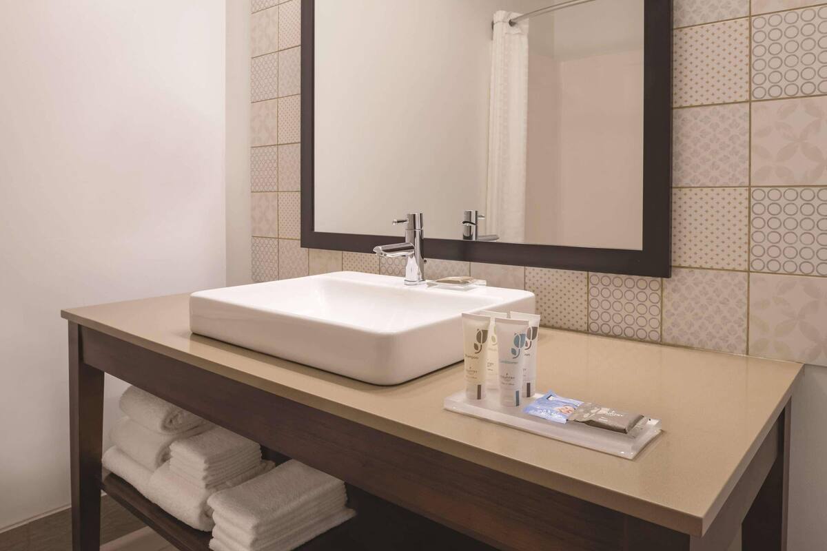 1 bedroom, hypo-allergenic bedding, pillow-top beds, desk