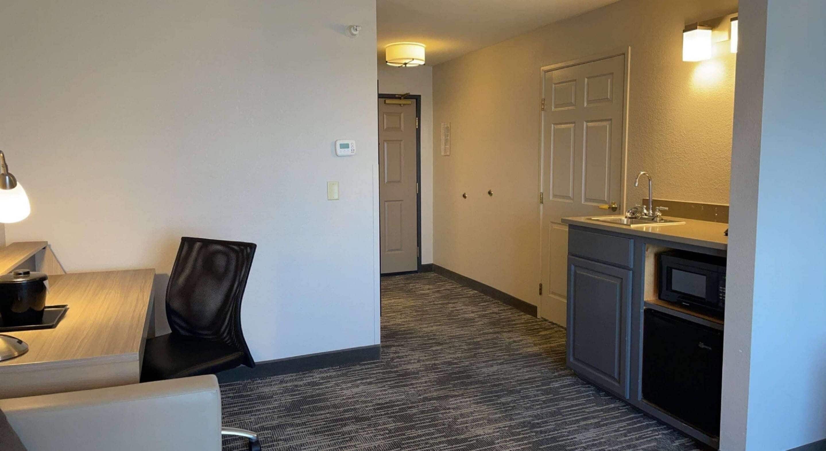 1 bedroom, hypo-allergenic bedding, pillow-top beds, desk