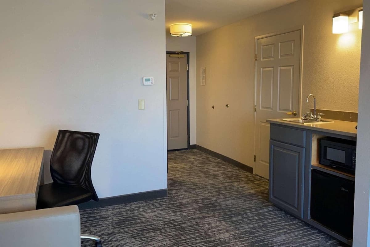 1 bedroom, hypo-allergenic bedding, pillow-top beds, desk