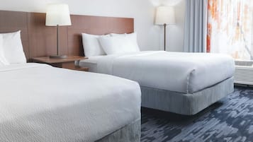 Studio, 2 queensize bedden | Hypoallergeen beddengoed, een kluis op de kamer, een bureau